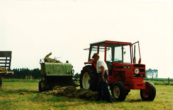 Ben Dieker met de Claas pers (en een Renault 551 leentrekker)