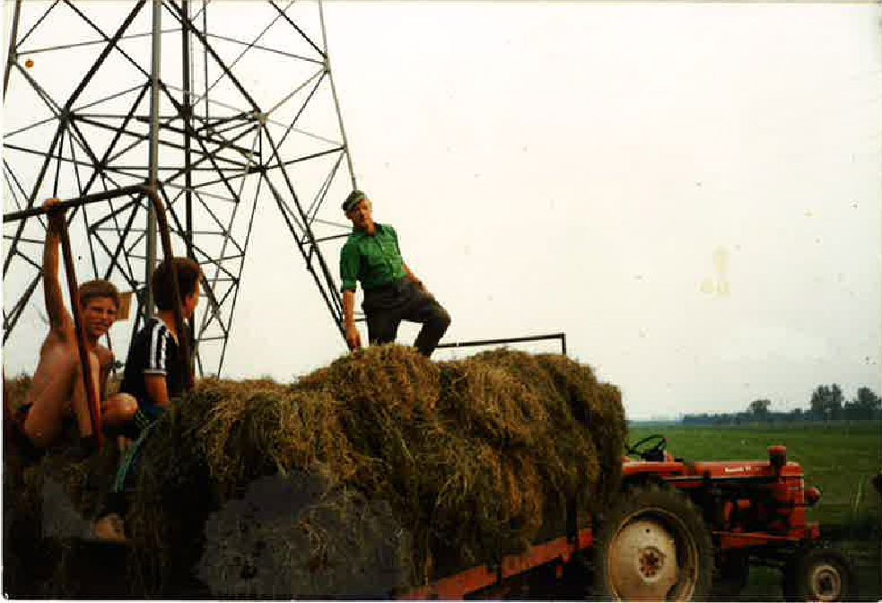oom Wim Dieker en enkele buurjongens